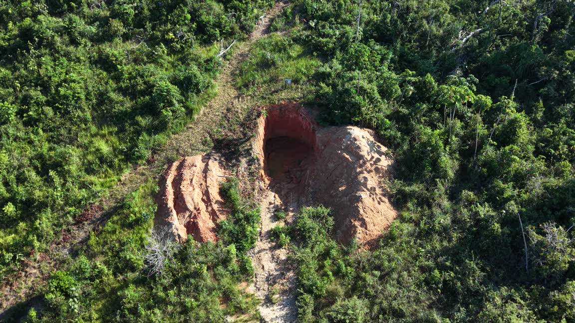 Vista aérea da cava de pesquisa cercada de floresta
